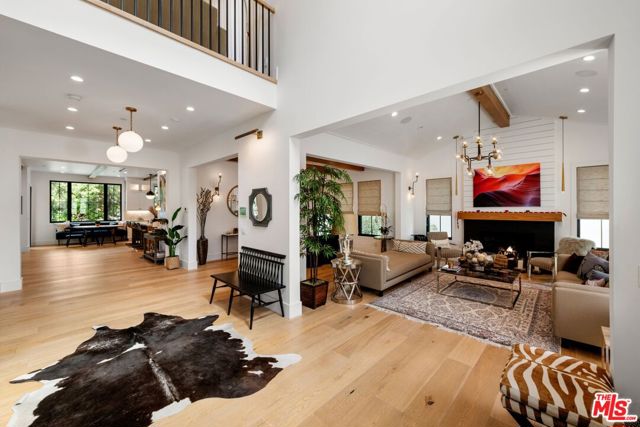 16101 Royal Mount Drive, Encino CA: https://media.crmls.org/mediaz/017c57c9-3a8c-4a4a-889e-7117d92a5fd9.jpg
