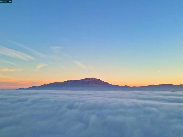 528 Caprio Ct, San Ramon CA: https://media.crmls.org/mediaz/017ccc6b-32dd-4ccb-a73e-f599a125a216.jpg