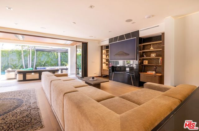 2717 Motor Avenue, Los Angeles CA: https://media.crmls.org/mediaz/017d2a69-54d7-44d2-9d99-d344c6a042cd.jpg