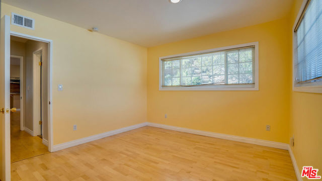 9631 CRYSTAL VIEW Drive, Tujunga CA: https://media.crmls.org/mediaz/017d5b0b-9549-4875-b7ad-51ef1d90b89e.jpg