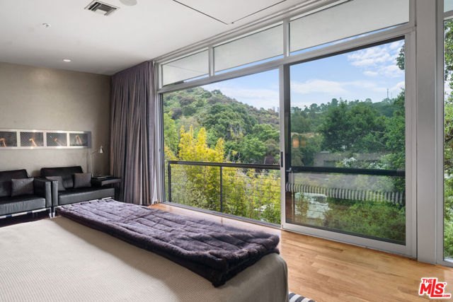 2207 Bowmont Drive, Beverly Hills CA: https://media.crmls.org/mediaz/017d6fdc-bb05-4504-a24d-36cc4454e213.jpg