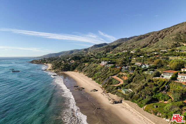 33390 Pacific Coast Highway, Malibu CA: https://media.crmls.org/mediaz/017f0a87-971a-4f61-aac5-635e880a807e.jpg
