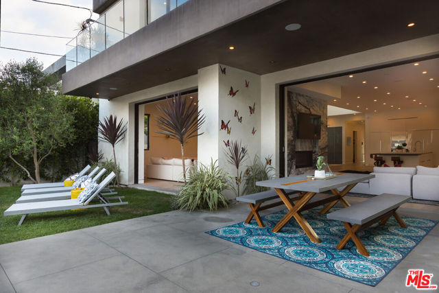 726 N Martel Avenue, Los Angeles CA: https://media.crmls.org/mediaz/017f4bae-6b19-4c4c-822f-16e3a01c6e31.jpg