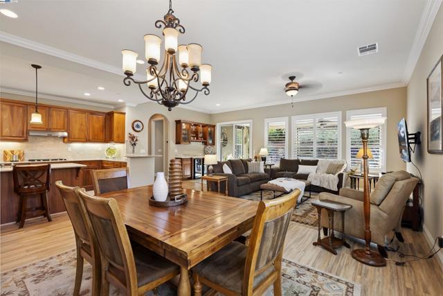 1748 Veneto Ln, Brentwood CA: https://media.crmls.org/mediaz/017fb01a-5370-4d6e-9b71-fd8964a7cd54.jpg