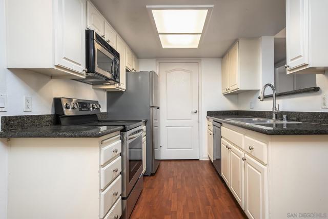 12015 Alta Carmel Ct, San Diego CA: https://media.crmls.org/mediaz/01803406-d2b9-49fd-a761-6c06f7751fb0.jpg