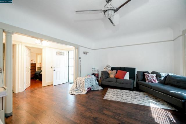 2510 E 21st ST, Oakland CA: https://media.crmls.org/mediaz/01804277-0f41-4d21-bfa4-b81ec091fdd5.jpg