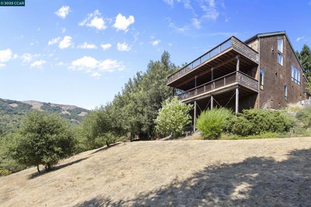25 Watchwood Ct, Orinda CA: https://media.crmls.org/mediaz/01805784-468b-4f5e-9650-109044bb3238.jpg