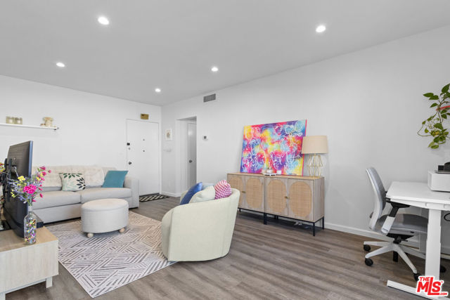 5414 Newcastle Avenue, Encino CA: https://media.crmls.org/mediaz/018267b0-86e7-4fc9-93fa-5f6f3839f7ab.jpg