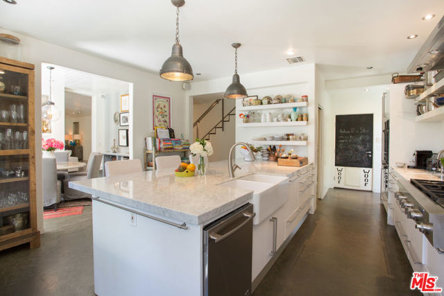 3220 Tahoe Place, Los Angeles CA: https://media.crmls.org/mediaz/018304bd-c53e-4f70-b24a-28e295732c5e.jpg