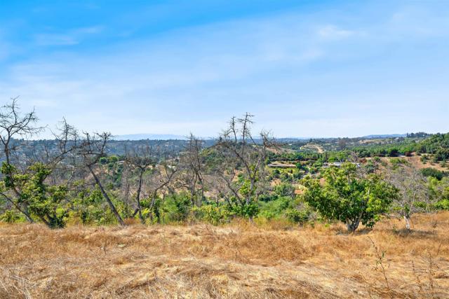 3240 Via Del Cielo, Fallbrook CA: https://media.crmls.org/mediaz/01830bf6-d089-47cf-a4f3-339880e22b8e.jpg