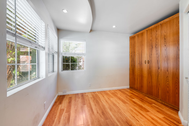 5244 Wilkinson Avenue photo 8