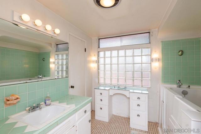 874 Hacienda Drive, El Cajon CA: https://media.crmls.org/mediaz/01847326-4063-4697-b16e-3d3ff193cc33.jpg