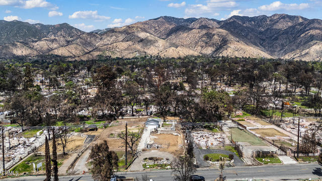 369 E Altadena Dr, Altadena CA: https://media.crmls.org/mediaz/01867ec2-255d-46a8-9e00-edd57ba84ef5.jpg