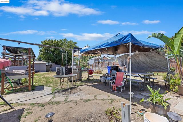 2029 E 22nd St, Oakland CA: https://media.crmls.org/mediaz/0187129f-4bec-48f6-8cbe-11a82b1b78a7.jpg