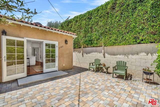 1709 Buckingham Road, Los Angeles CA: https://media.crmls.org/mediaz/0188d40b-e92b-4526-9445-88c2cd83e444.jpg