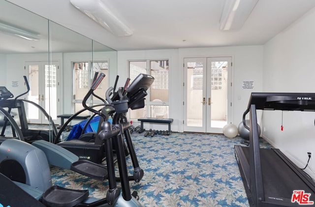 121 N Almont Drive, Beverly Hills CA: https://media.crmls.org/mediaz/01896f79-e394-4283-aad9-77718f1f830e.jpg