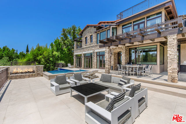 2175 Summitridge Drive, Beverly Hills CA: https://media.crmls.org/mediaz/018a45d9-3fc8-49fa-875c-f8c342e0c782.jpg