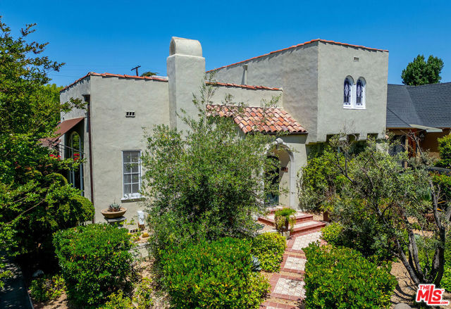 503 N Plymouth Boulevard, Los Angeles CA: https://media.crmls.org/mediaz/018addff-33fe-4fca-a5cf-d2ae6aec5d3c.jpg