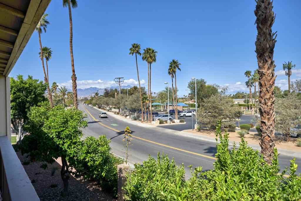 https://media.crmls.org/mediaz/018bc7d0-e10d-4922-9095-9994a17471c7.jpg?preset=X-Large