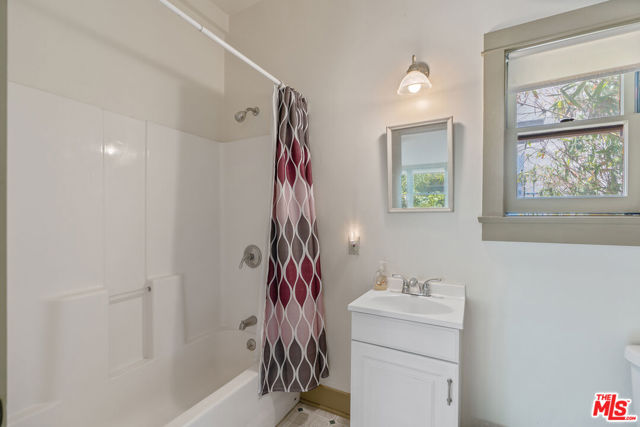 1049 Elden Avenue, Los Angeles CA: https://media.crmls.org/mediaz/018dab22-9194-4557-b40d-c66c98ebfdd9.jpg