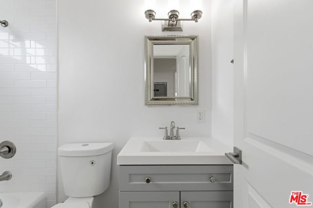 8613 W Olympic Boulevard, Los Angeles CA: https://media.crmls.org/mediaz/018e57e2-ccdd-40b9-a092-6396b0cd24f4.jpg