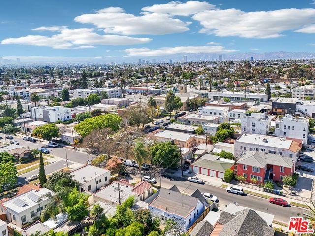4438 W 28th Street, Los Angeles CA: https://media.crmls.org/mediaz/01901552-daad-4abb-bb7c-27073bd7f771.jpg