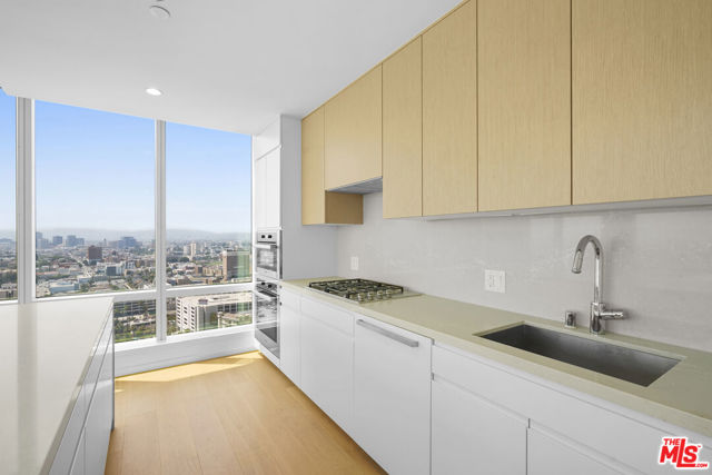 877 Francisco Street, Los Angeles CA: https://media.crmls.org/mediaz/01933ced-1087-4880-93e1-bb9c52d4e0d7.jpg
