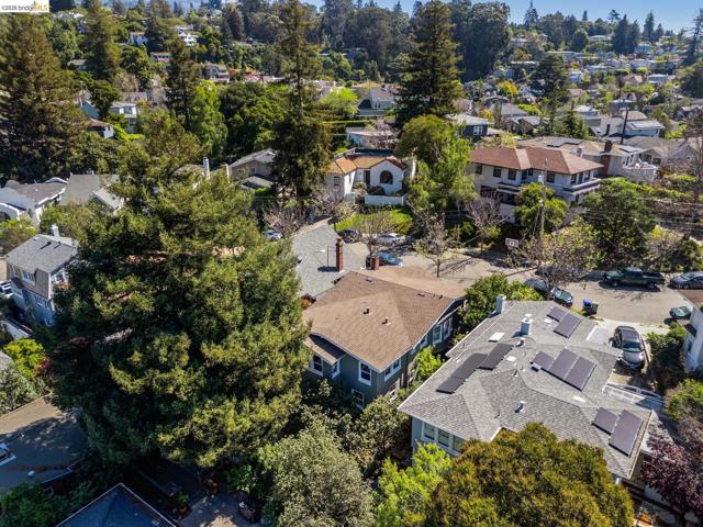 21 Portsmouth Road, Piedmont CA: https://media.crmls.org/mediaz/019388fa-20a0-4249-a6bc-c88de6bf05d6.jpg