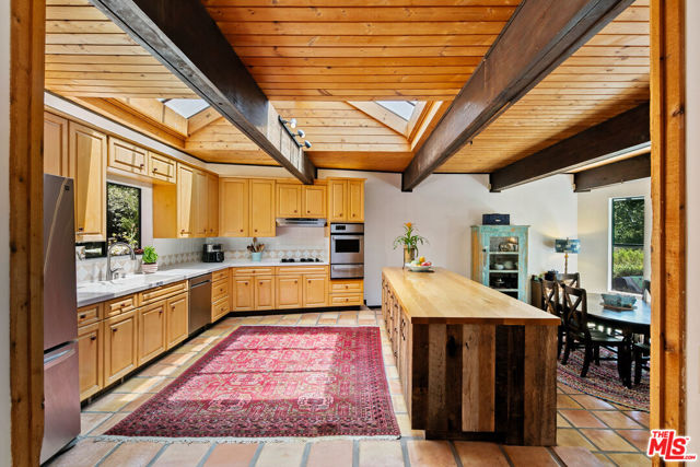25813 Dark Creek Road, Calabasas CA: https://media.crmls.org/mediaz/01940776-8533-40e6-9567-4453ecfa5e95.jpg