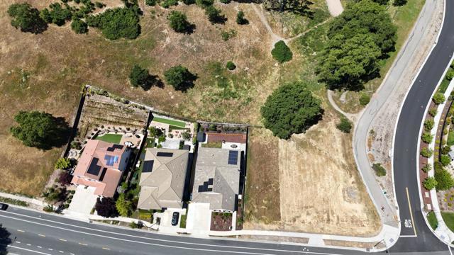 9283 Rancho Hills Drive, Gilroy CA: https://media.crmls.org/mediaz/01945b5a-f492-4928-b4e0-688ac7c6fd7e.jpg