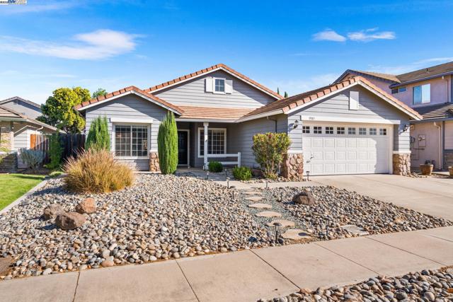 1983 Cork Oak Ln, Manteca CA: https://media.crmls.org/mediaz/01954614-aec4-4067-b7b8-f54af43c3251.jpg
