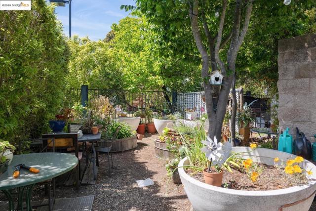 92 Marina Lakes DR, Richmond CA: https://media.crmls.org/mediaz/0195a69e-736d-468d-8c69-3ebd6dcc8f97.jpg