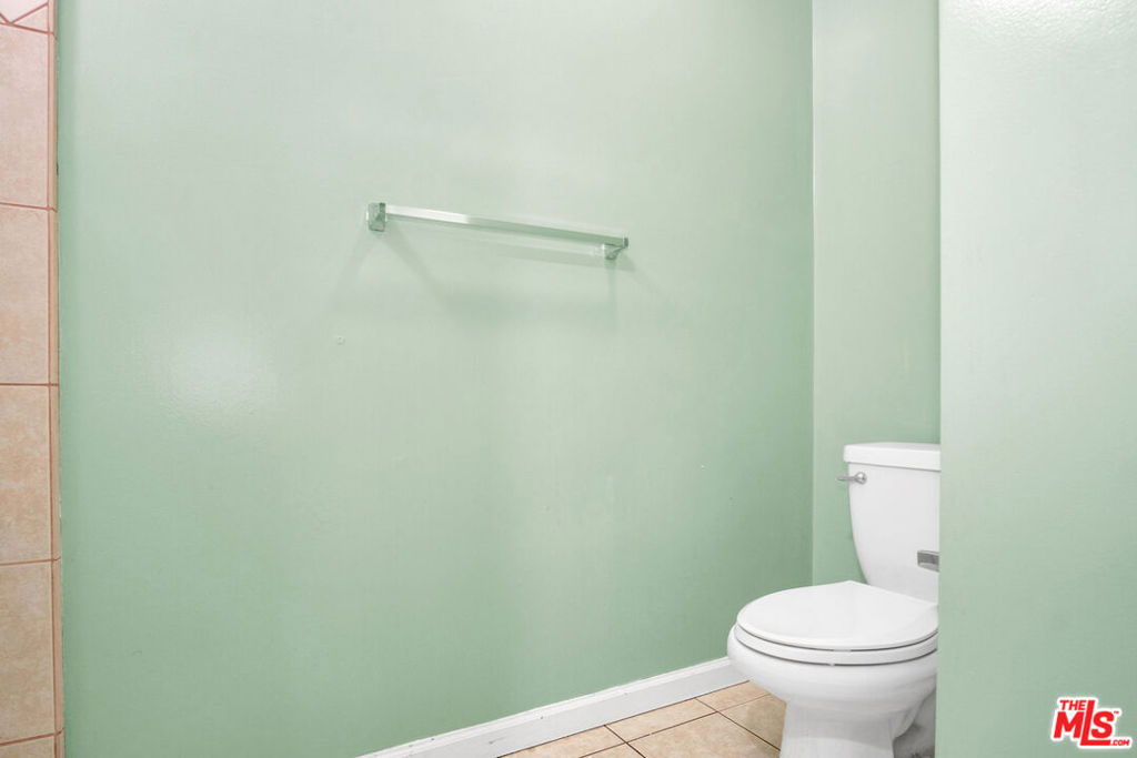 https://media.crmls.org/mediaz/0195bd50-47d8-4a9f-b3b1-c0f058c8ed4f.jpg?preset=X-Large