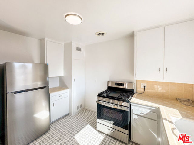 14222 Sylvan Street, Van Nuys CA: https://media.crmls.org/mediaz/01968540-dad1-4044-aa8f-b6979cd37597.jpg