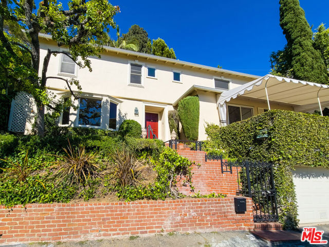 8967 St Ives Drive, Los Angeles CA: https://media.crmls.org/mediaz/01968772-ec64-4f53-901d-c155a8f34871.jpg