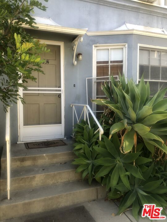 460 460 1/4 Kelton Avenue, Los Angeles CA: https://media.crmls.org/mediaz/01974dac-e78c-4890-85d6-35738a6b4efe.jpg