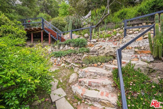 19817 Montau Drive, Topanga CA: https://media.crmls.org/mediaz/019752f9-083d-4460-8f1f-7f2f923064ae.jpg