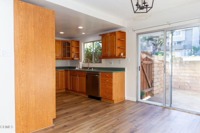 Detail Gallery Image 7 of 43 For 741 Warwick Ave, Thousand Oaks,  CA 91360 - 2 Beds | 1/1 Baths