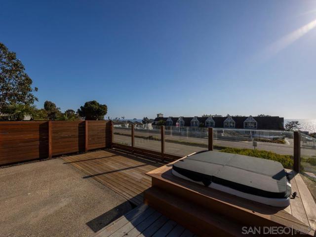 721 Camino Del Mar, Del Mar CA: https://media.crmls.org/mediaz/019788d5-2303-4096-b9c3-eb94e4711279.jpg
