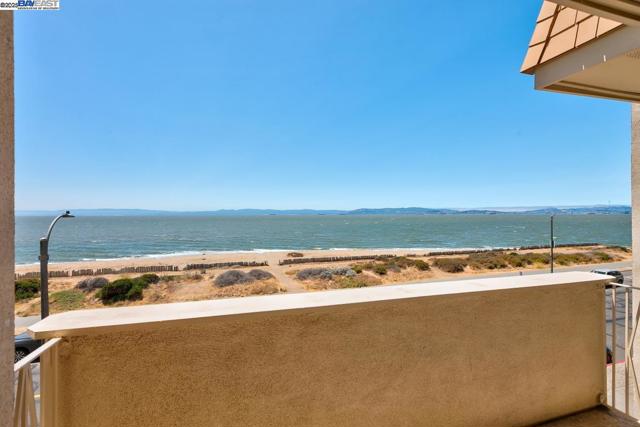 1001 Shoreline Dr, Alameda CA: https://media.crmls.org/mediaz/01980df2-fee2-469f-9c7a-94e3fc80d11d.jpg
