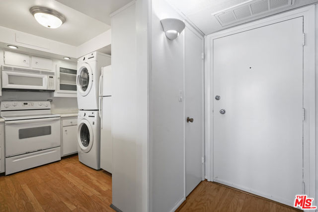 10966 Rochester Avenue, Los Angeles CA: https://media.crmls.org/mediaz/01995ba1-0faf-4d03-af27-eb4fe01a2316.jpg