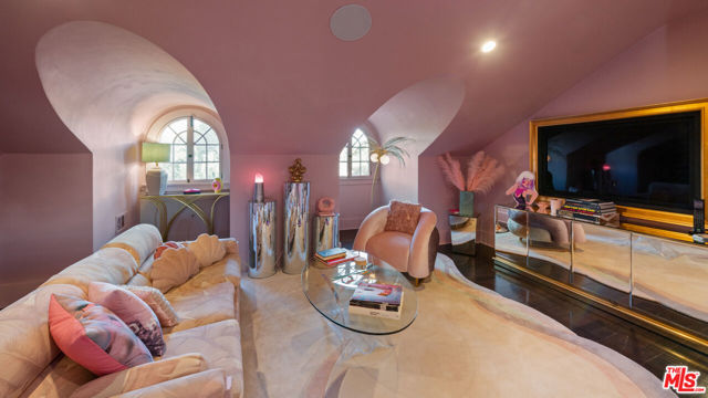 601 S Windsor Boulevard, Los Angeles CA: https://media.crmls.org/mediaz/019b02be-9988-4f95-bb99-9ca7ef6614d1.jpg