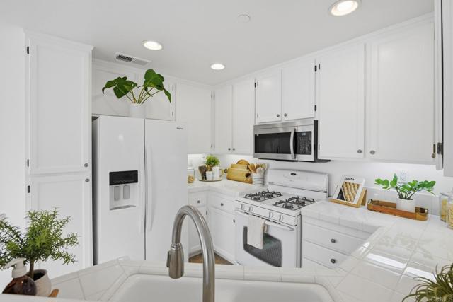 Detail Gallery Image 9 of 23 For 847 Ballow Way, San Marcos,  CA 92078 - 2 Beds | 2 Baths