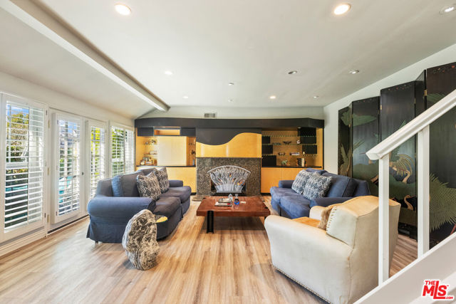 13082 Mindanao Way, Marina del Rey CA: https://media.crmls.org/mediaz/019c198e-c53f-4031-be4f-9e090b3c51d3.jpg