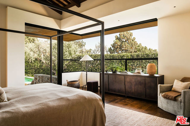 976 N Alpine Drive, Beverly Hills CA: https://media.crmls.org/mediaz/019cd270-2530-49cd-986f-1e7d3e97071f.jpg