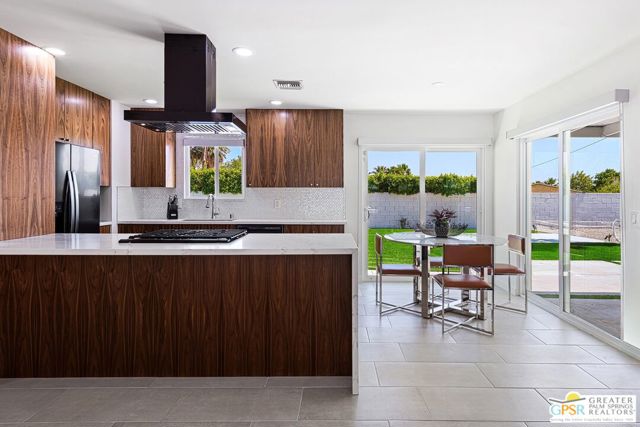 2002 N Whitewater Club Drive, Palm Springs, CA 92262