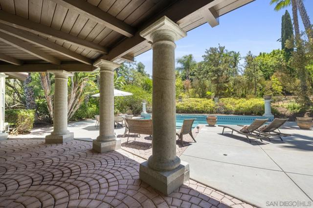 17601 Valle Verde, Poway CA: https://media.crmls.org/mediaz/019edade-0994-485c-ae21-61366497b410.jpg