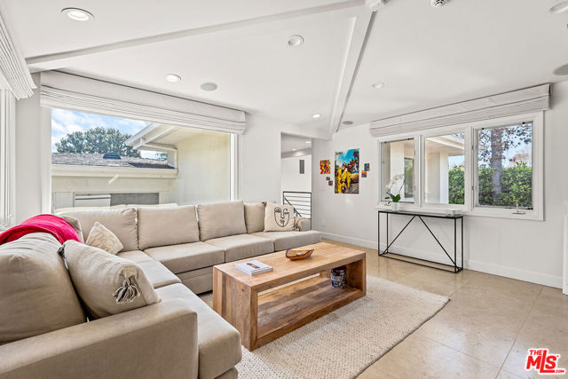 10424 Valley Spring Lane, Toluca Lake CA: https://media.crmls.org/mediaz/019f3dc3-aa44-41c6-b19c-f5b78753a437.jpg