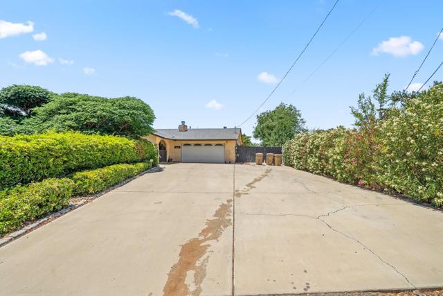 7520 Oakwood Ave, Hesperia CA: https://media.crmls.org/mediaz/019fb2a9-13a1-4473-9b8d-1227e71bd56e.jpg