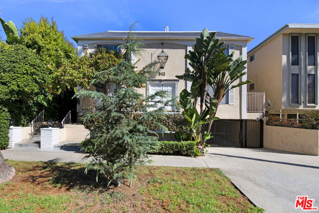 943 9th Street 9 Santa Monica, California Located less than 2 blocks from trendy Montana Avenue and coveted Roosevelt Elementary School, this is an amazing opportunity for an investor or owner-user to put their own imprint on this top floor, light-filled unit. This open floor plan is a blank canvas and full of upside and potential. Situated in a quiet, well maintained building, this unit features a spacious living room, two ample-sized bedrooms filled with natural light and a gated/secure parking spot. Ideal location is just a short distance from the best shopping, dining and entertainment Montana Avenue has to offer. Two bedroom condos in this price point and neighborhood rarely come on the market and they don't last long...come see it quick!